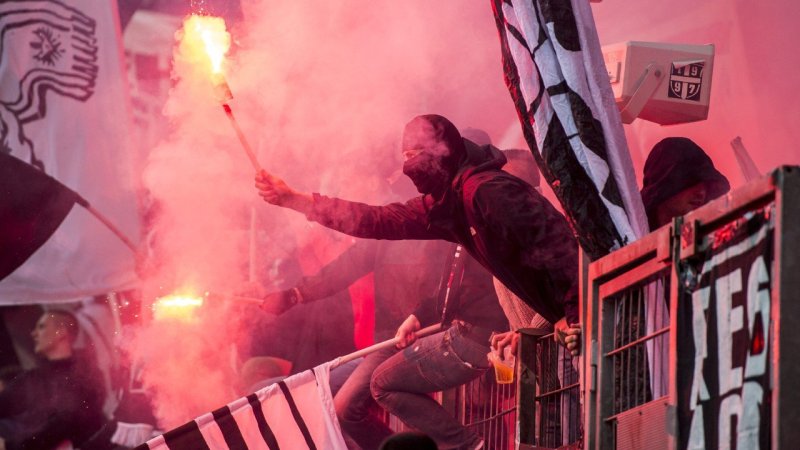 Millionen-Betrag! DFB straft Vereine für Fan-Vergehen ab
