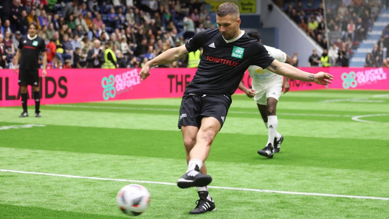 In der Halle: Podolski sorgt mit Horror-Foul für Aufreger