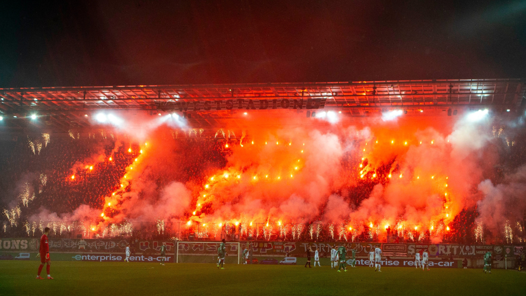 Geldstrafe! Rapid muss wegen Pyroshow in die Tasche greifen