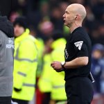 Kuriose Aktion: Fans halten Schiri Geldbörse hin