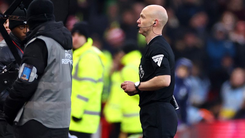 Kuriose Aktion: Fans halten Schiri Geldbörse hin