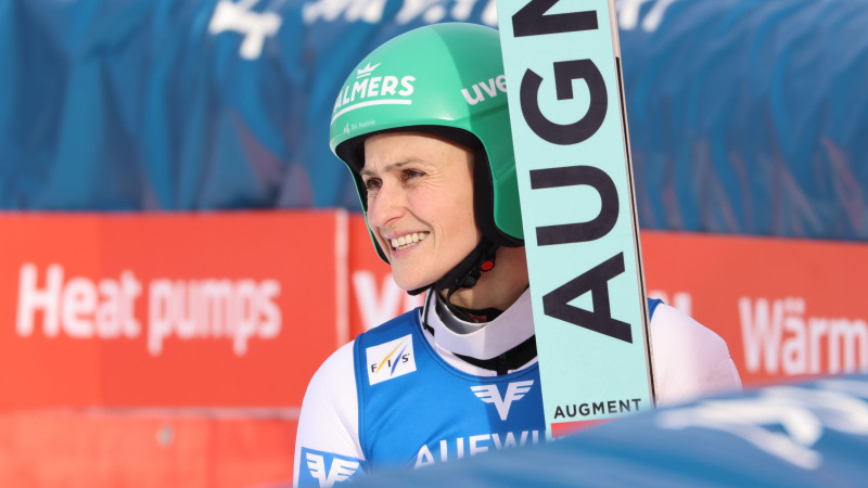 Pinkelnig springt in Zao auf das Podest