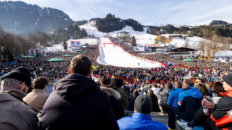 Kitzbühel 2025: Von Arnie bis Zlatan! Promis bei Streif-Show
