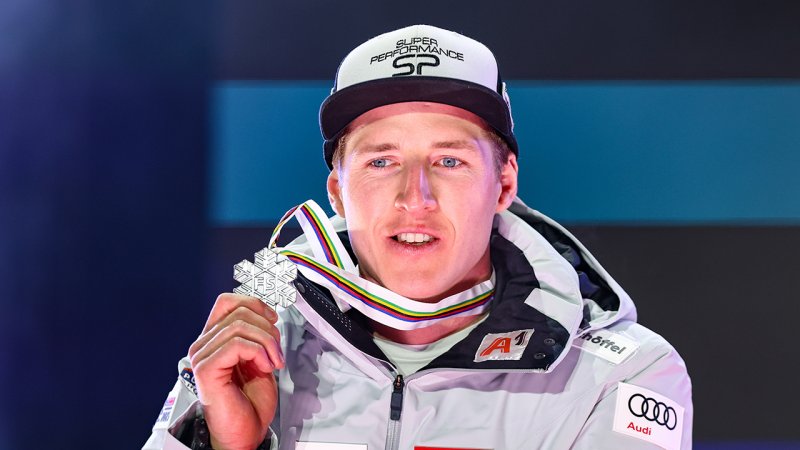 Hier erhält Raphael Haaser seine SILBERNE