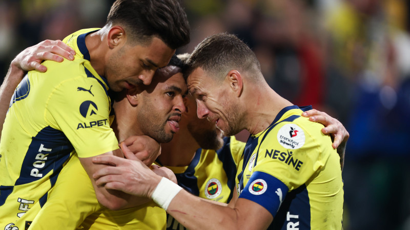 Fenerbahce mit einem Fuß im Achtelfinale