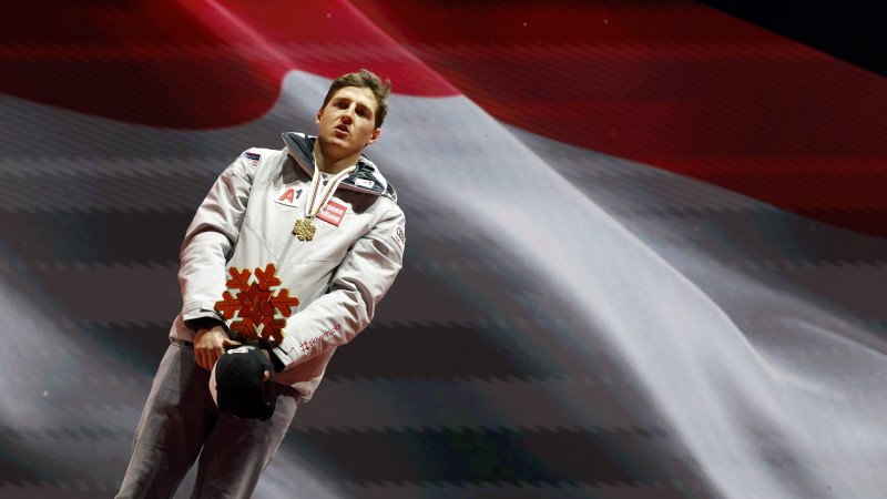 Hier erhält Raphael Haaser seine GOLDENE