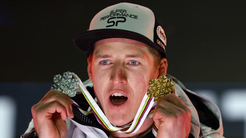 Hier erhält Raphael Haaser seine GOLDENE