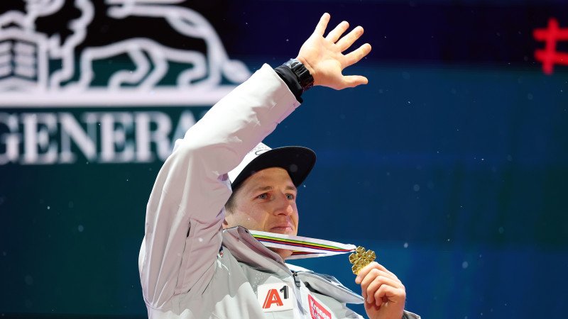 Hier erhält Raphael Haaser seine GOLDENE