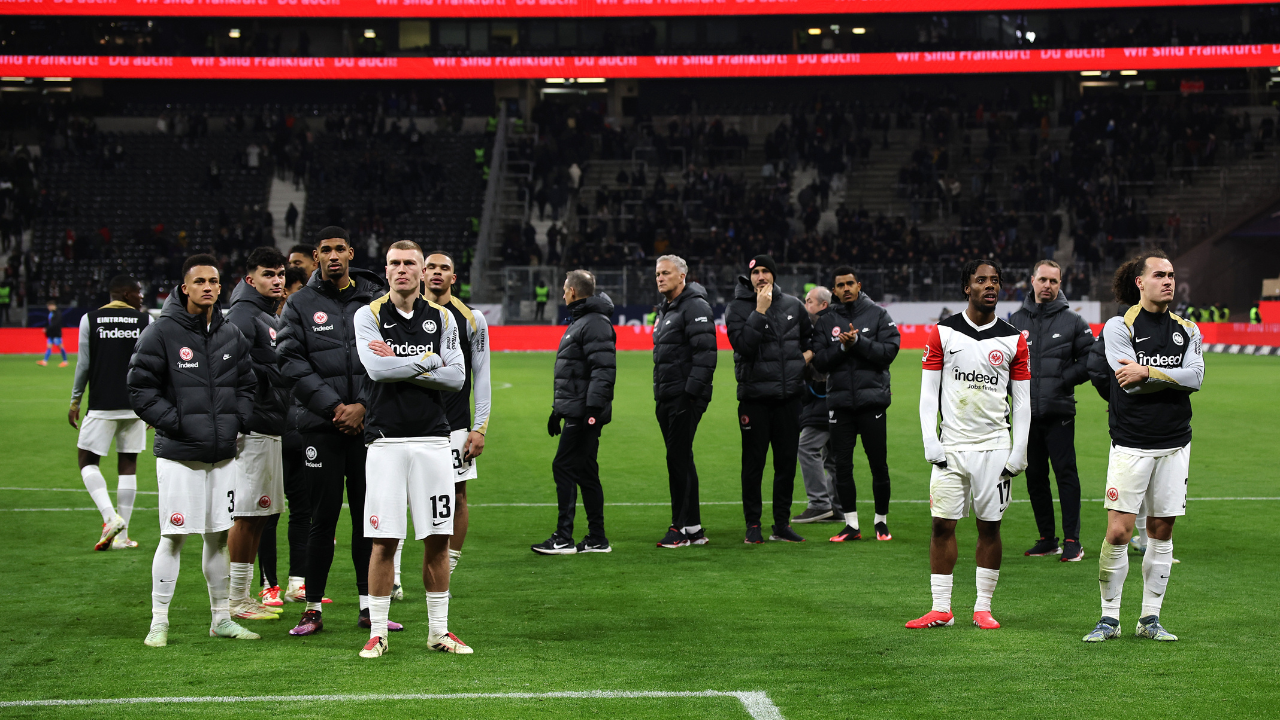 Krankenhaus! Sturz eines Fans überschattet Frankfurt-Spiel