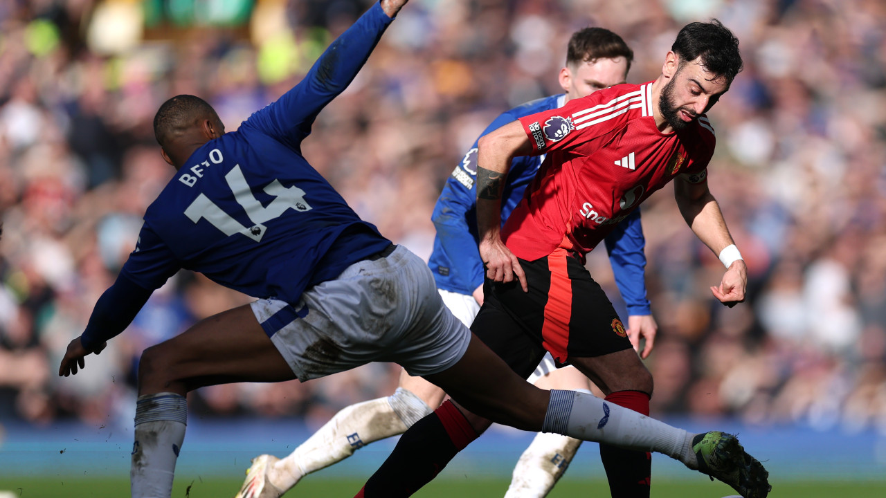 <a href='/de/daten/news/fussball/manchester-united/' class='tag'>Manchester United</a> rettet sich in irrem Spiel gegen Everton