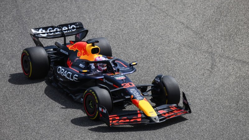 Erste Fotos: Red Bull und Mercedes absolvieren Shakedown