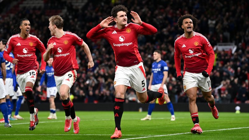 ManUnited bezwingt Ipswich in Unterzahl - City besiegt Spurs