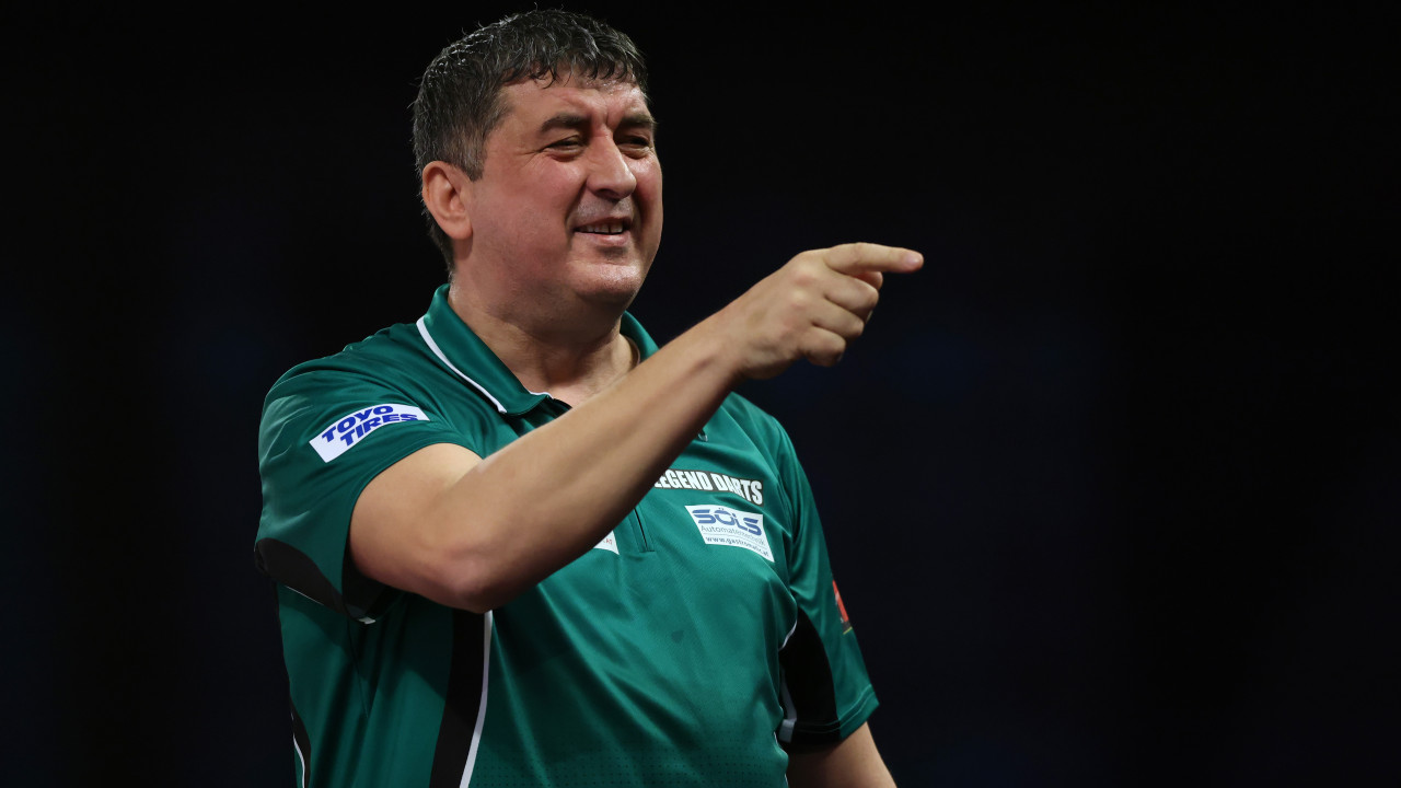 Stark! Mensur Suljovic zeigt bei UK Open groß auf